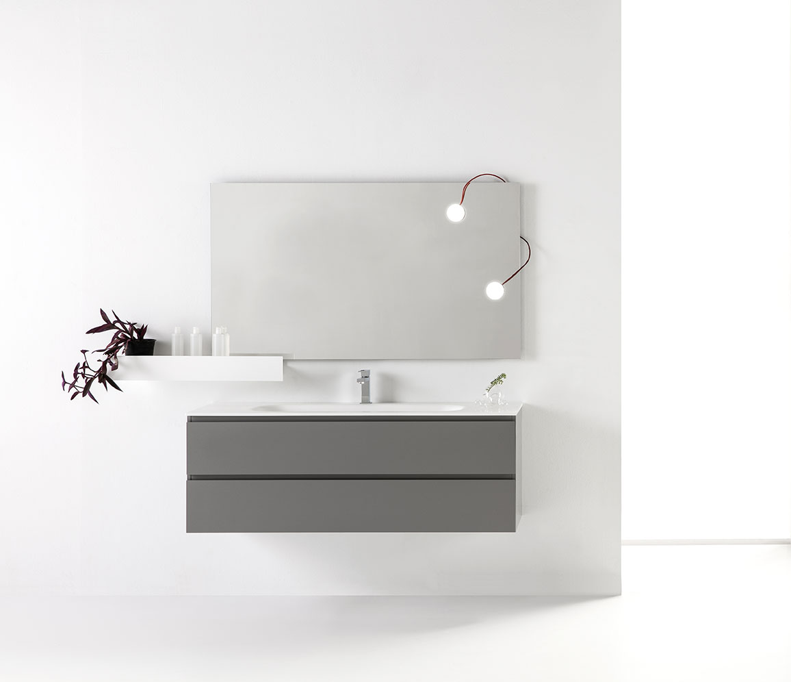 Mueble de baño Aran flotante rectangular con acabado en mate color gris. Parte superior en blanco y grifo plateado.
