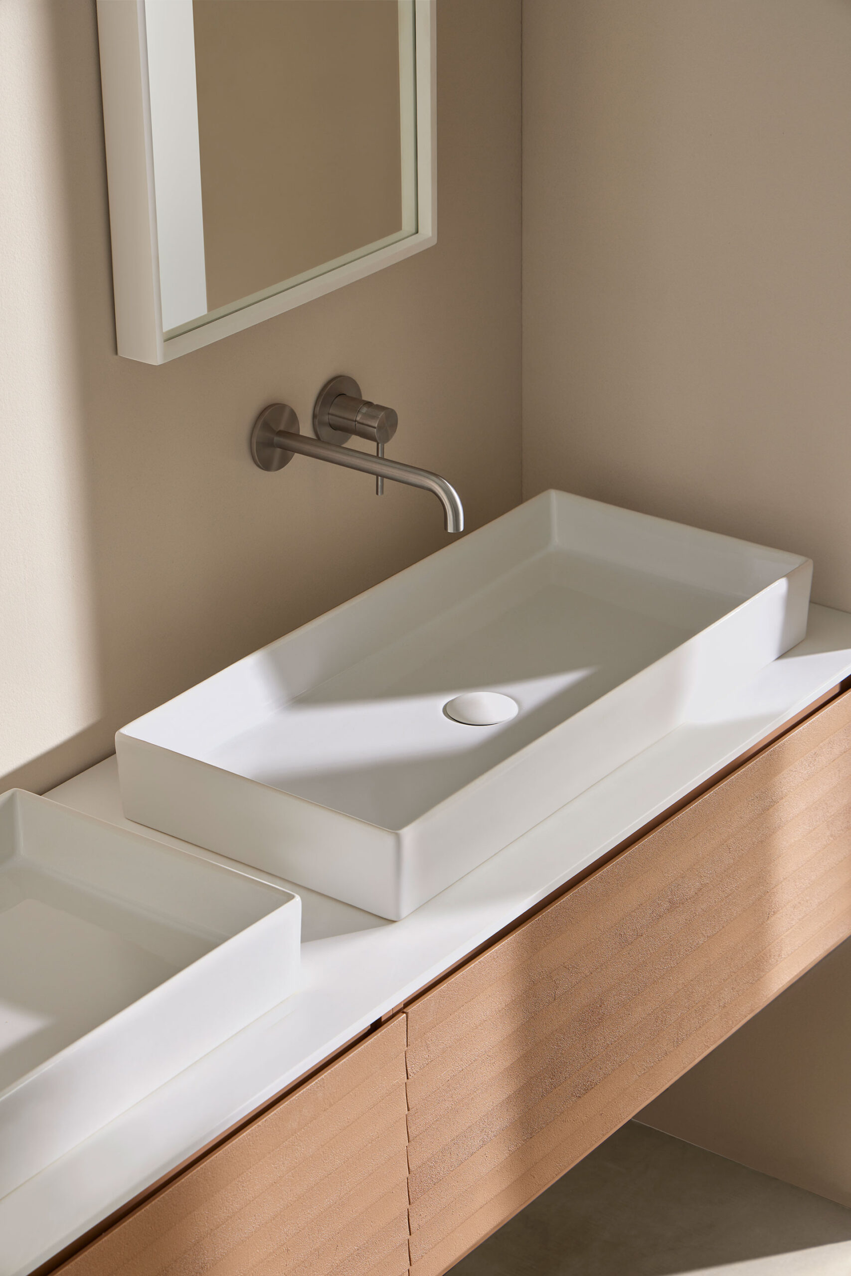 Mueble baño Hirga doble con parte superior en blanco y parte inferior con cajones en madera con textura horizontal