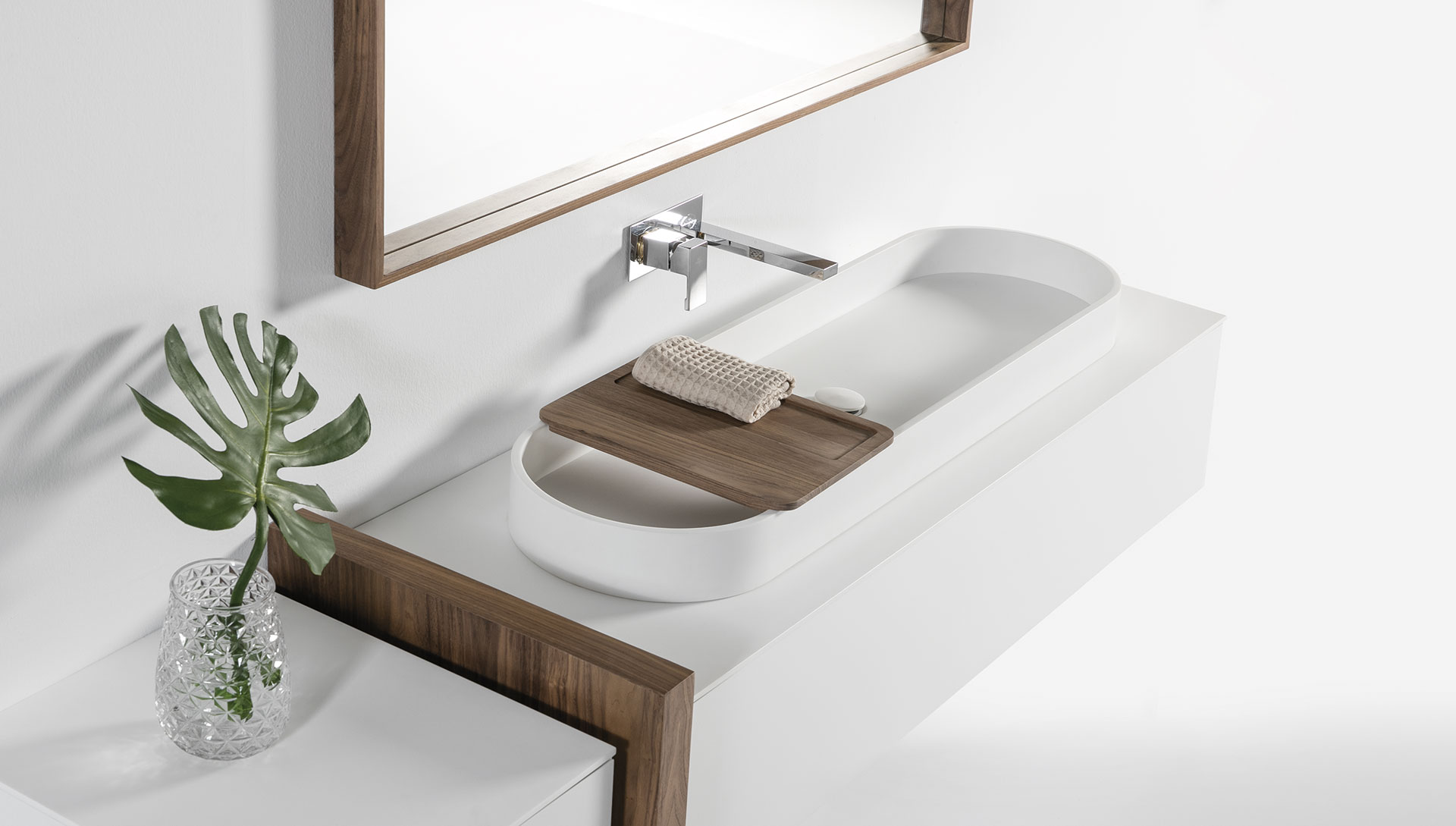 Mueble baño Ofali rectangular con superficie en blanco y pieza en madera oscura en el laterial