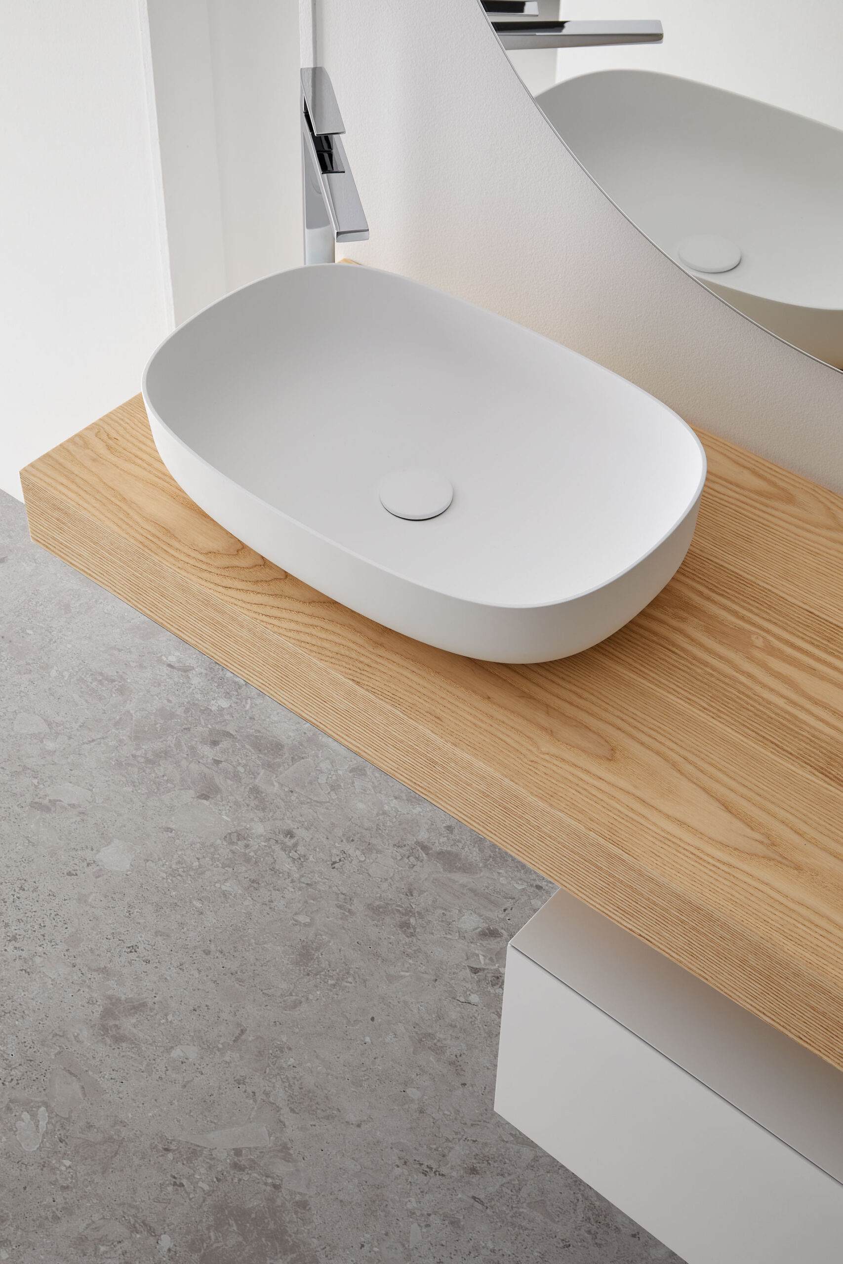 Mueble baño Oval asimétrico 2 piezas con superficie en madera y parte inferior en blanco