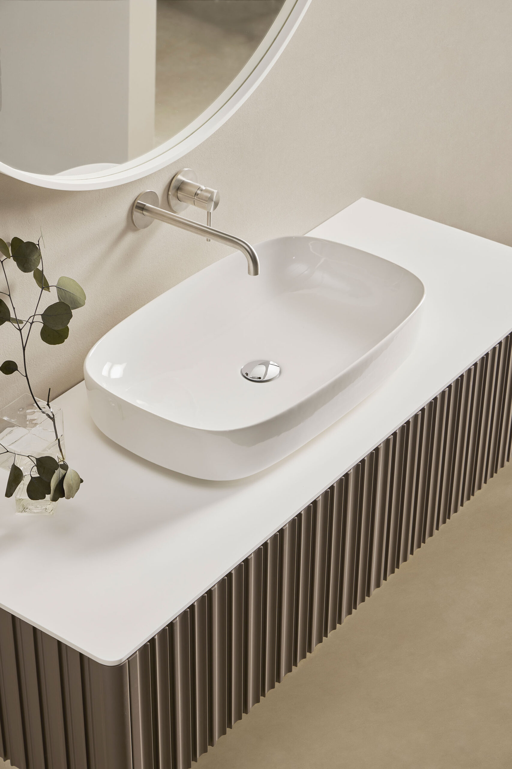 Mueble de baño Ovum con superfie en blanco y parte inferior en marrón con textura vertical regular