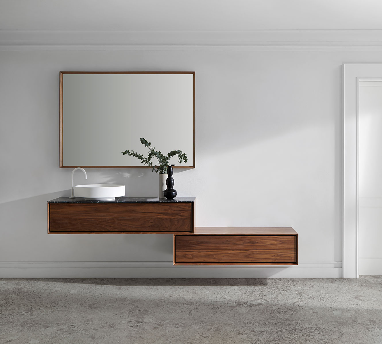 Detalle mueble baño Prenn flotante moderno rectangular doble de madera nogal con superficie en mármol negro