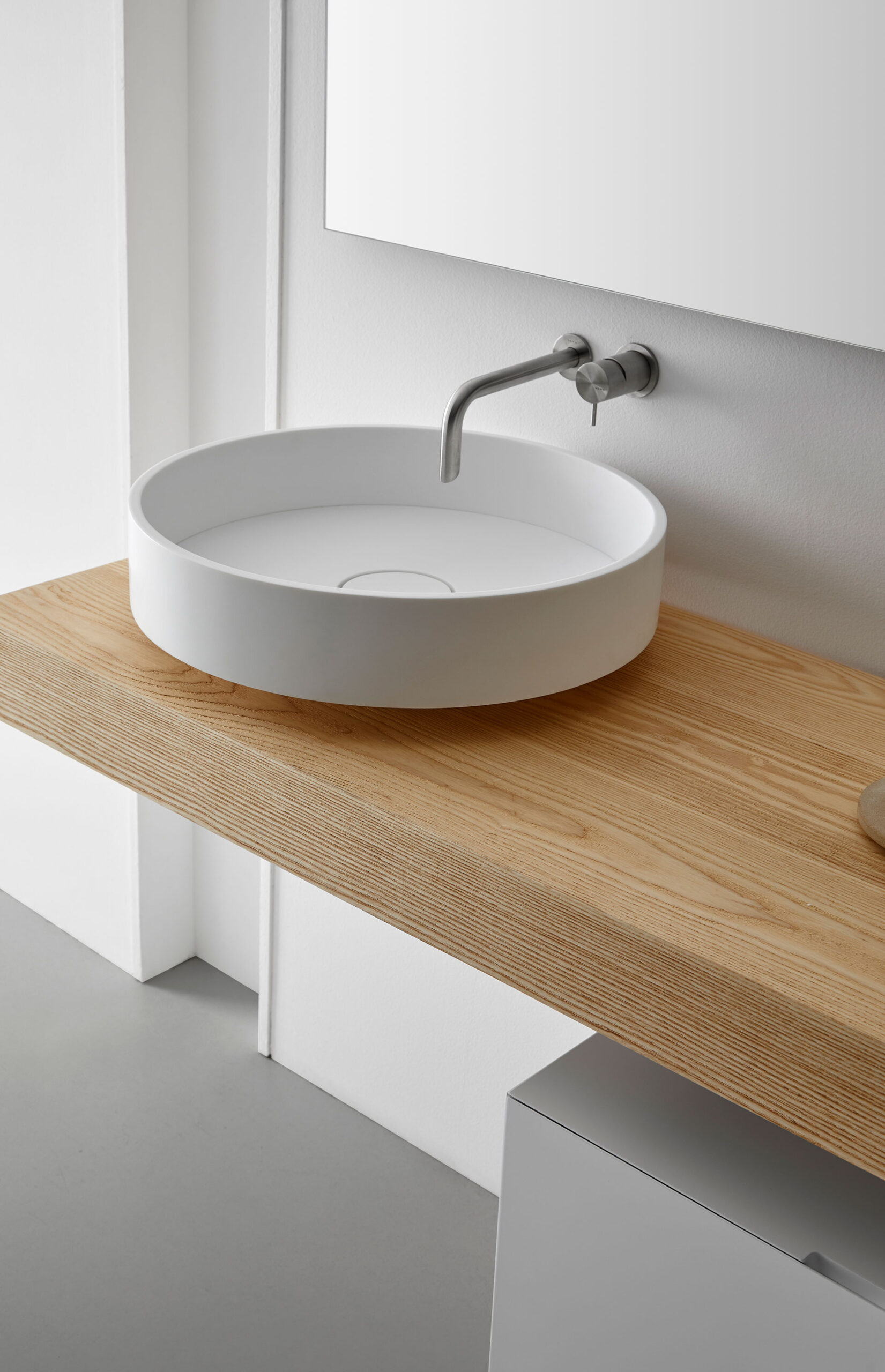 Mueble baño Soshuba con lavabo asimétrico 2 piezas con superficie en madera y pieza inferior en blanco