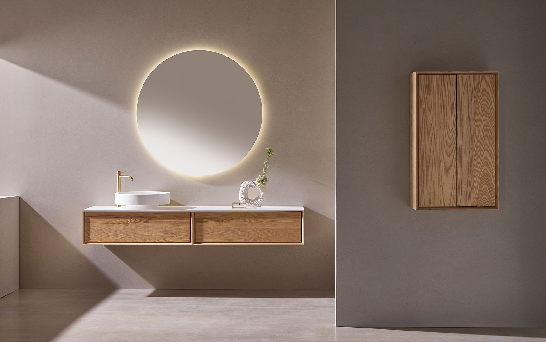 Mueble baño Suró doble rectangular flotante en madera con cajón y parte superior en blanco. Armario flotante en madera.