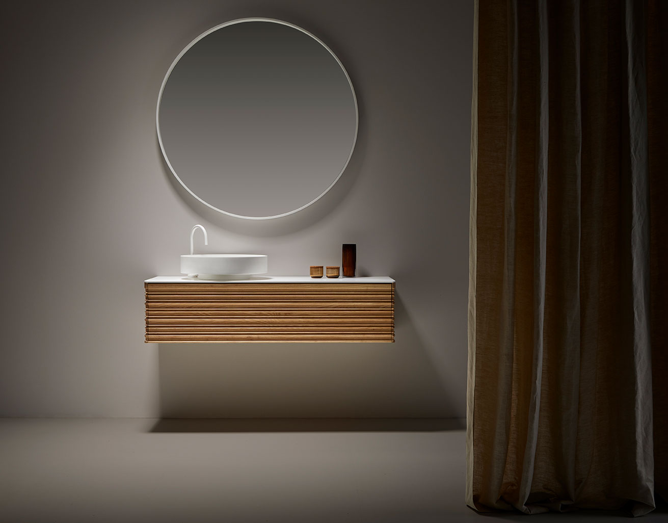 Mueble baño rectangular flotante Unda en madera con textura y parte superior en blanco