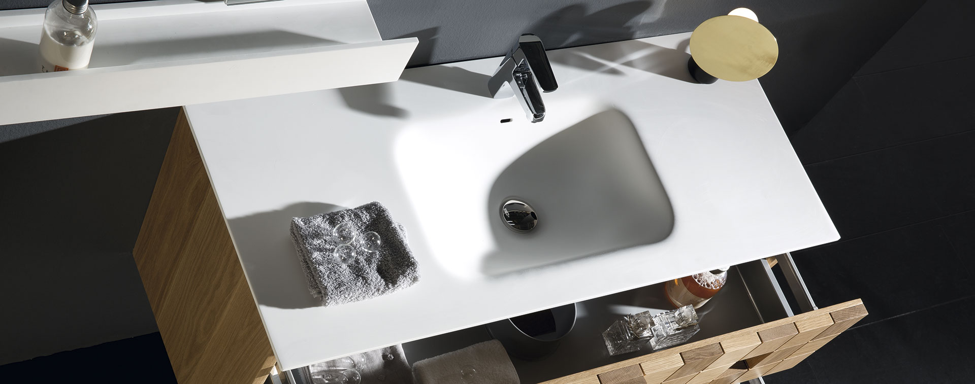 Detalle mueble baño Aran en madera textura 3D en cubos con superficie en blanco