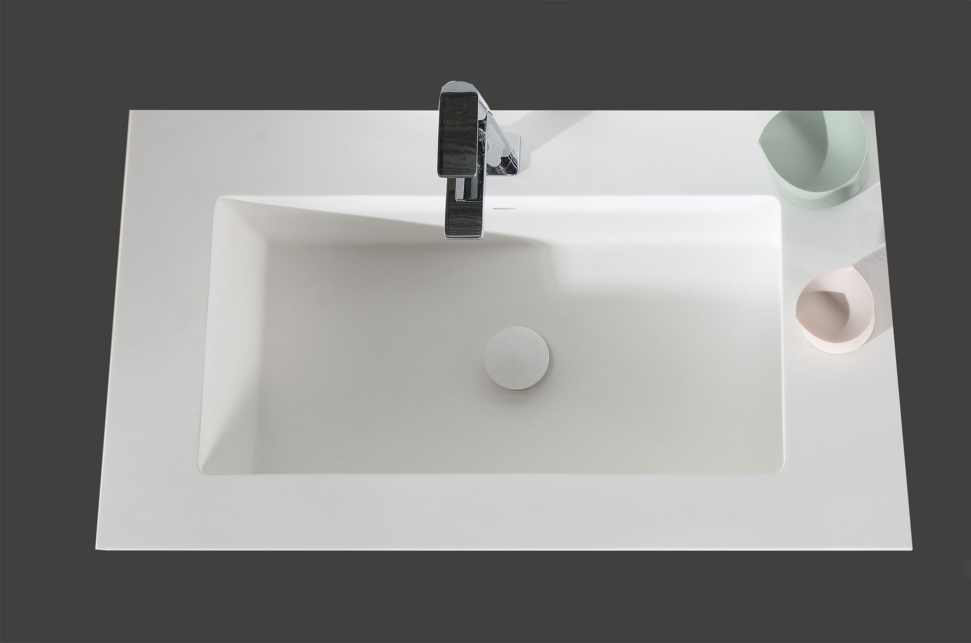 Superficie gris mueble baño con pila blanca