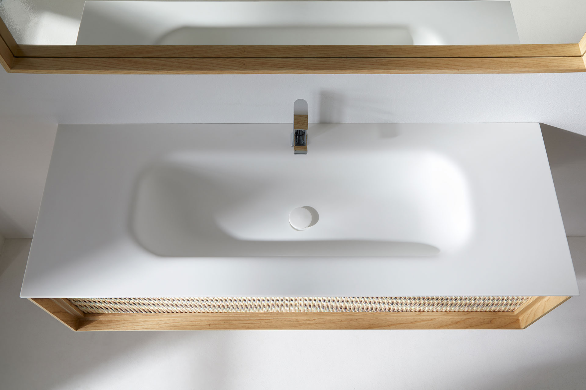 Mueble baño rectangular Forma Large con superficie en blanco y parte inferior en mimbre y madera