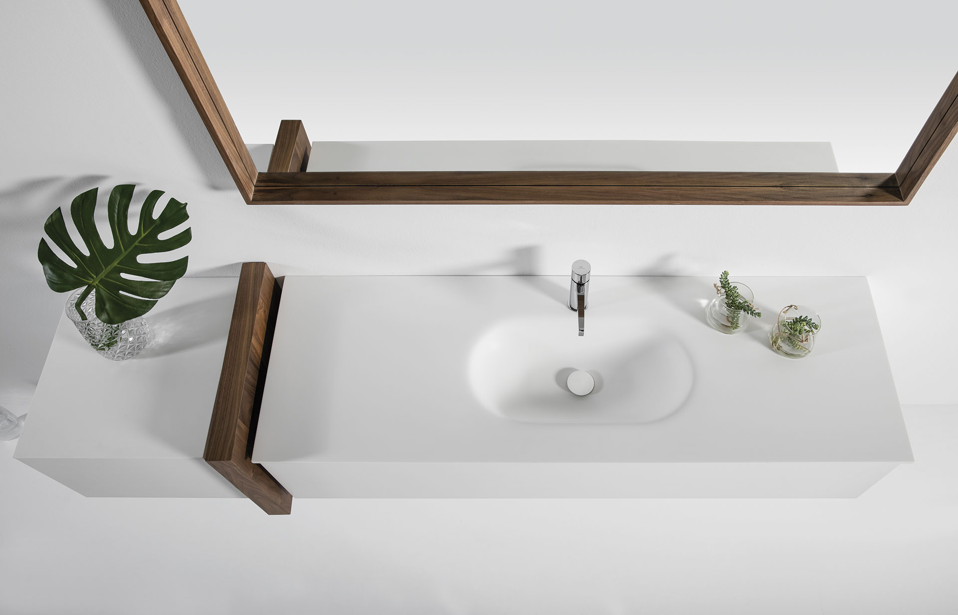 Detalle mueble baño Latu con superficie en blanco y madera oscura