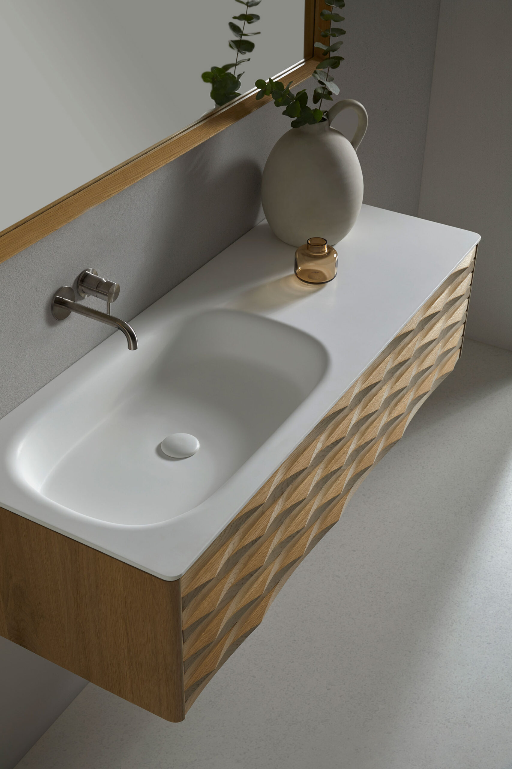 Mueble baño rectangular flotante Patra con superficie en blanco y parte inferior en madera con textura geométrica